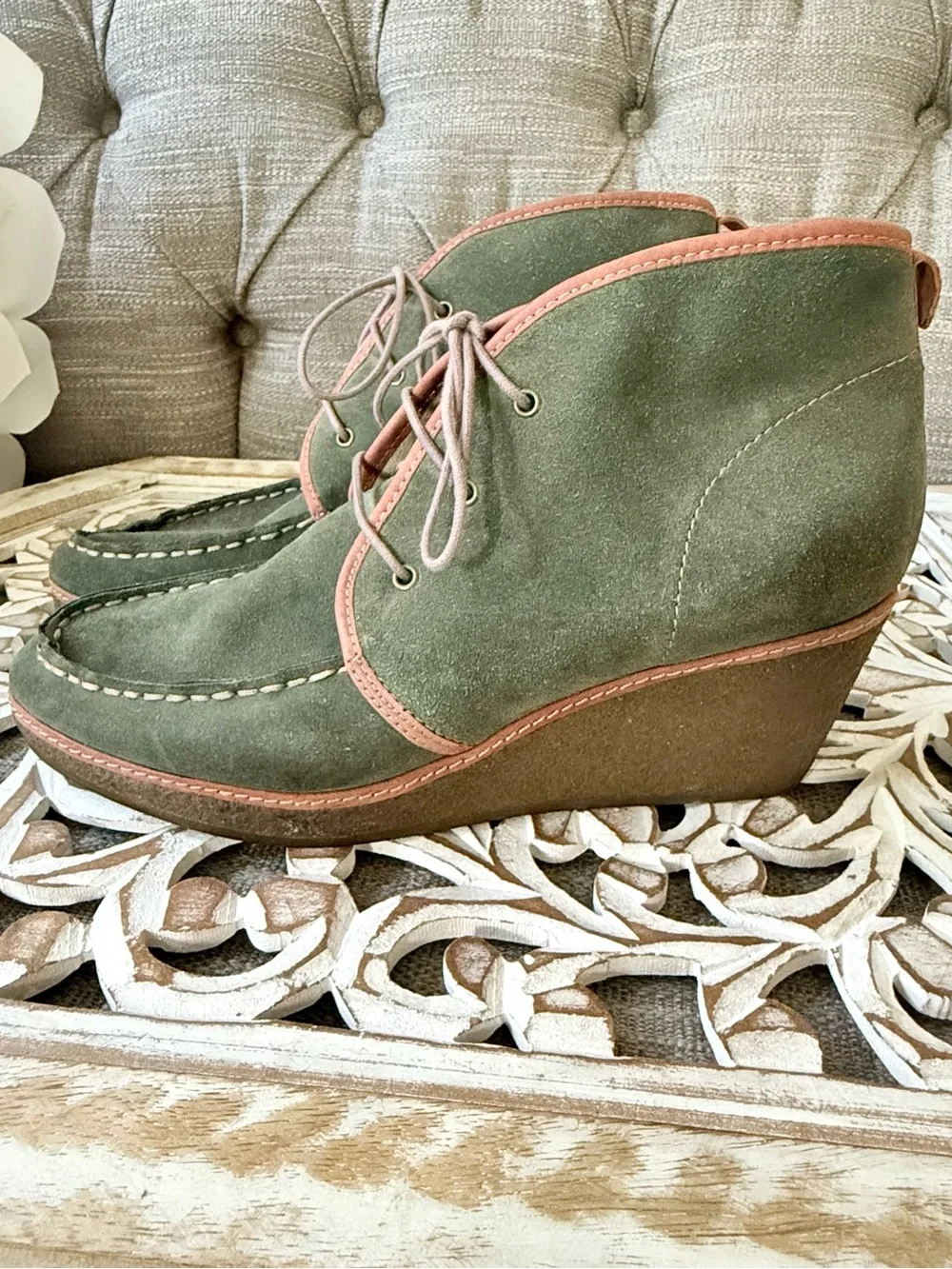 OluKai Olive Green Suede Wedge Ankle Booties Tan Trim Women’s 10